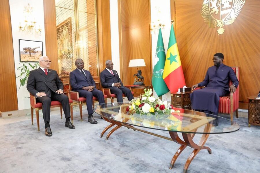 Bassirou Diomaye Faye recevant Anatole Collinet Makosso