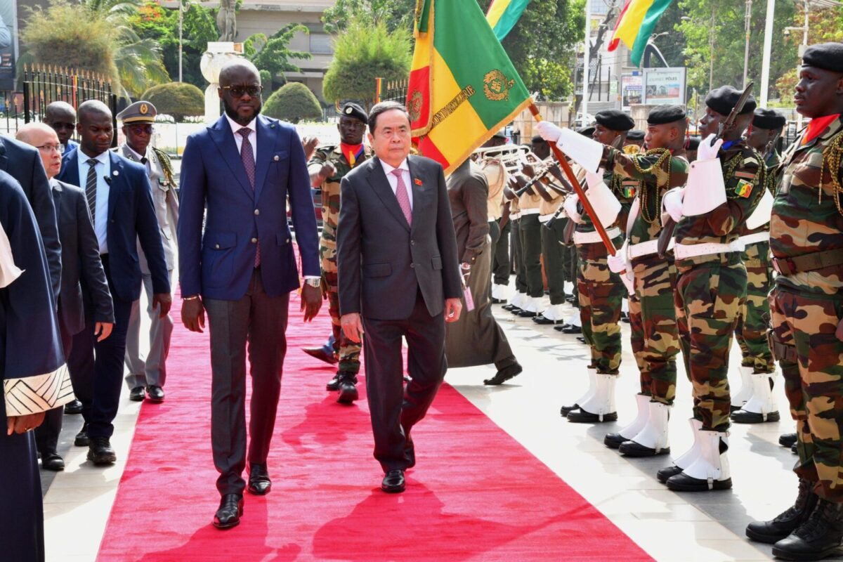 El Malick Ndiaye avec le président de l'Assemblée nationale de la République socialiste du Vietnam Trân Thanh Mẫn