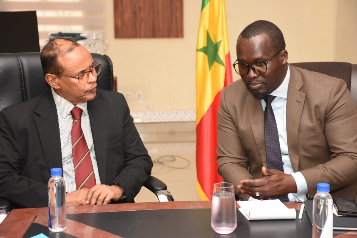 Abdelghani Elnaim A. Abdallah, ambassadeur de la République du Soudan au Sénégal, et Lamine Niang, directeur général du quotidien national « Le Soleil »