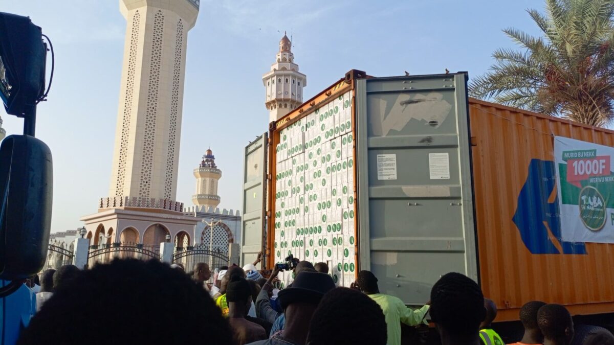 Réception de lampadaires pour l'éclairage public à Touba