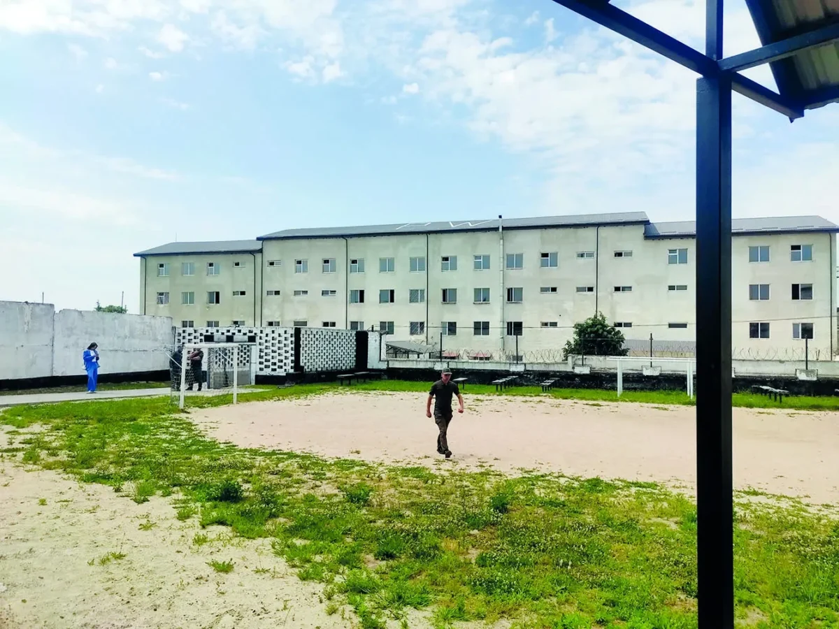 Prisonniers de guerre russes : une vie réglée à l’heure de Genève, photo prison Ukraine