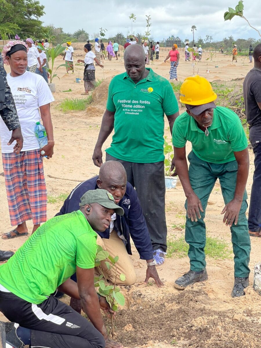 Les populations du village d'Abéné, lors de la célébration de journée de l'arbre