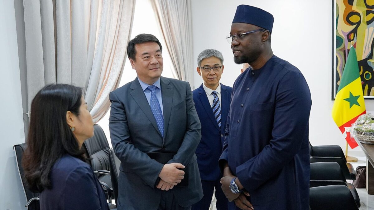 Le Pemier ministre Ousmane Sonko avec S.E. M. Li Zhigang, Ambassadeur de la République populaire de Chine au Sénégal
