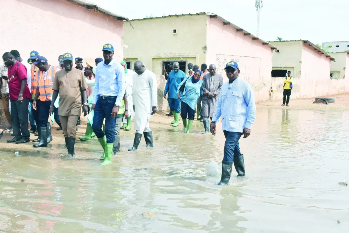 Le ministre de l’Éducation lors de sa visite à l’école Hlm 4 envahie par les eaux.