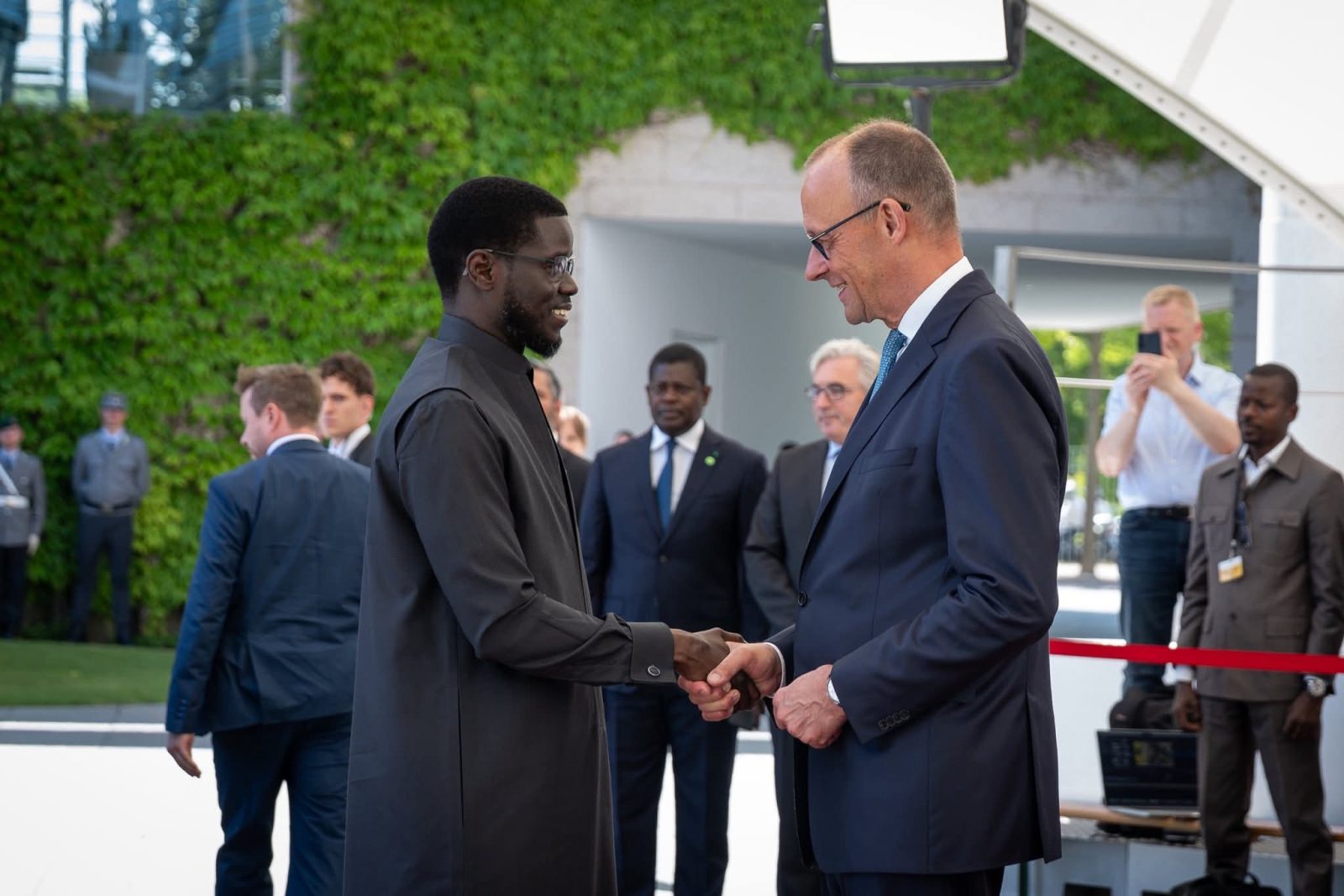 Berlin : le président Bassirou Diomaye Faye et Friedrich Merz veulent hisser davantage le partenariat sénégalo-allemand Berlin : le président Bassirou Diomaye Faye et Friedrich Merz veulent hisser davantage le partenariat sénégalo-allemand