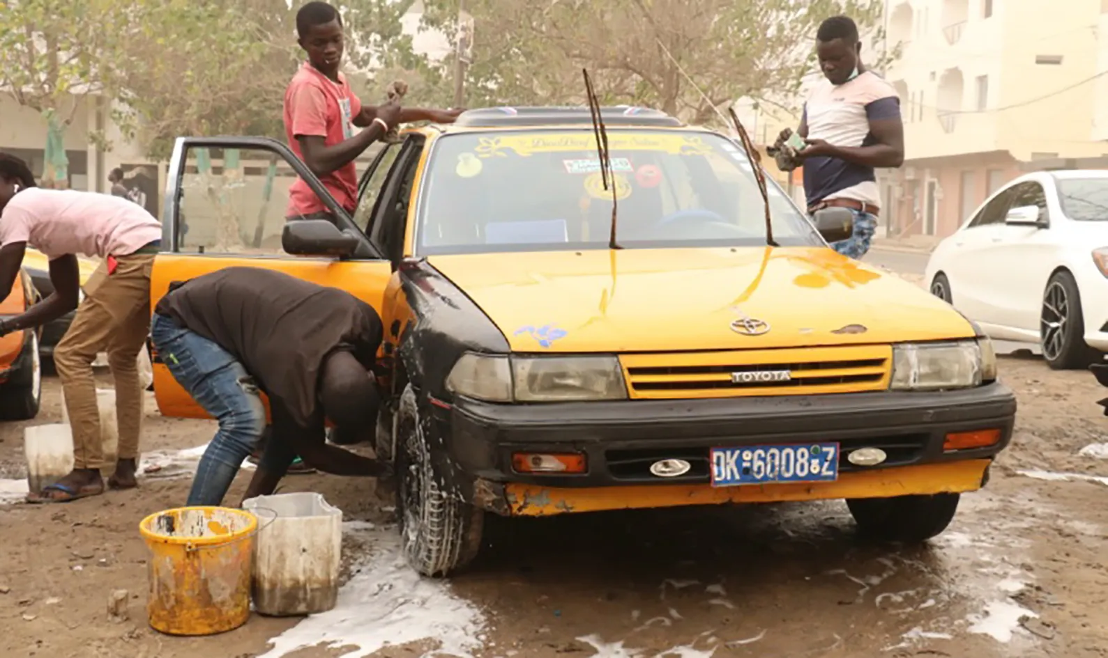 À Dakar, l’hivernage accroît l’activité des laveurs de voitures